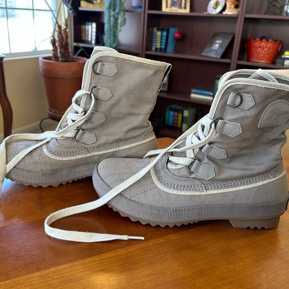 Sorel Women's Light Gray Lace-Up Winter Boots NWOT